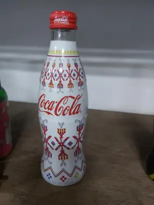可口可樂，蘋果西打，奧運紀念可口可樂，彈珠汽水共有13瓶未拆封，如圖一起出售。