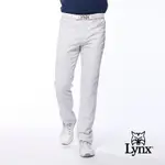 【LYNX GOLF】男款混紡材質英文字體圖樣紋路兩側腰圍鬆緊帶設計平口休閒長褲-灰色