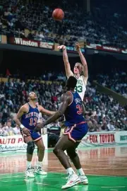 Larry Bird Boston Celtics shoots over Charles Oakley New York Knic- Old Photo