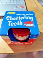 NEATO CHATTERING TEETH TOYSMITH