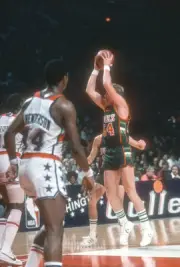 Kent Benson Milwaukee Bucks looks to pass the ball v the Washingto- Old Photo 2