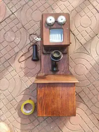 在飛比找Yahoo!奇摩拍賣優惠-西洋古董大型壁掛式手搖老電話機