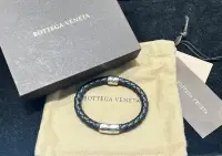 在飛比找Yahoo!奇摩拍賣優惠-BOTTEGA VENETA BV 吸鐵式 黑色 編織 手環