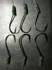6 SIX STAINLESS SUICIDE HOOKS 3 x 6/0 PLUS 3 x 5/0 READY ON 80LB DROPPERS & LUMO