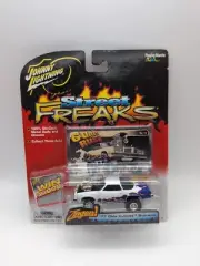 Johnny Lightning 1977 Oldsmobile Cutlass Supreme Zinger 1:64 Diecast
