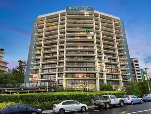 河濱廣場公寓River Plaza Apartments