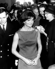 JACQUELINE "JACKIE" KENNEDY RECEPTION FOR EDITORS' WIVES - 8X10 PHOTO (CC-042)