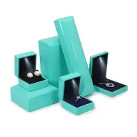 在飛比找蝦皮購物優惠-「現貨」Tiffany藍綠色LED帶燈戒指盒 吊墜盒 手鐲盒