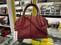 在飛比找Yahoo!奇摩拍賣優惠-㊣東區正精品㊣TOD'S D BAG 酒紅色全皮拉鍊手提包斜