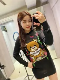 在飛比找Yahoo!奇摩拍賣優惠-【EZ兔購】~正品 MOSCHINO 義大利  LOGO 鞦