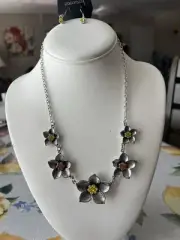 PaparazziA Silver Flowerly Necklace With Earrings