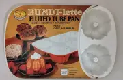 Nordic Ware BUNDTLETTE 6 Mini Bundt Cake Pan Heavy Cast Aluminum Vintage Tan