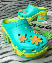 W8 ,W7US CROCS Scooby-Doo Mystery Machine Siren Clog 210107 Lime Punch