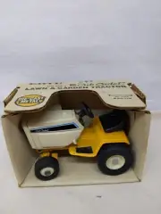 1/16 Ertl Vintage International Cub Cadet Lawn & Garden Tractor