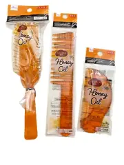 Daiso comb made in Japan.Compact & Wave & Handle 3 types.Contains honey oil