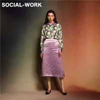 在飛比找ETMall東森購物網優惠-復古紫色絎棉保暖及膝長裙緞面