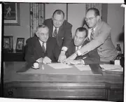 Ny Yankee Manager Casey Stengel Signing Contract 1950 Baseball Old Photo