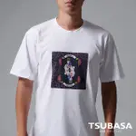 【TSUBASA洒落運動衣】YAMATO聯名款 白色T-SHIRT 圖案藝伎與桌球拍藍(圓領T恤 白T恤 寬鬆休閒 短袖T恤)