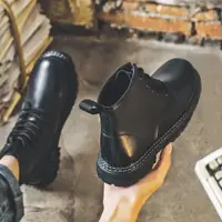 在飛比找ETMall東森購物網優惠-中幫馬丁靴男款真皮英倫2024新款男士黑色機車皮靴男生工裝靴