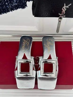 Roger Vivier｜RV經典 金屬扣拖鞋