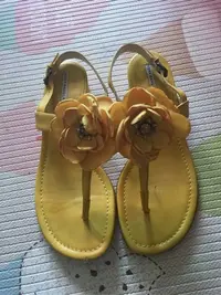 在飛比找Yahoo!奇摩拍賣優惠-黃色Vera Wang 水鑽立體絲花夾腳中跟涼鞋 37.5