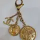 [二手] CHANEL COCO 100 雙C 金屬金幣香水山茶花幸運草包包5 吊飾掛飾鑰匙圈