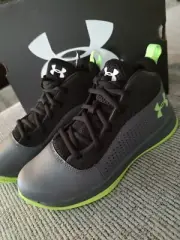 Under Armor Ps Lockdown 4. ( Size 2Y)