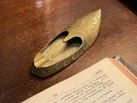 在飛比找Yahoo!奇摩拍賣優惠-荷蘭老印度製傳統鞋手工黃銅刻花煙灰缸  #922051