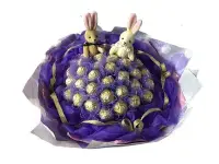 在飛比找Yahoo!奇摩拍賣優惠-娃娃屋樂園~33朵金莎送2隻兔子(網紗)特色花束-紫色 每束