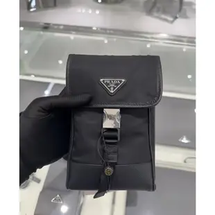 Prada 2ZH109 再生尼龍及Saffiano皮革肩背掛繩手機套/手機包 黑色《2024季度新品》