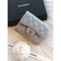 在飛比找蝦皮購物優惠-Chanel 🌟最新冰川灰 淡金荔枝皮 三折短夾 零錢包在內