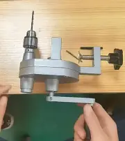 Manual tapping machine includes chuck and hand cranked tapping machine