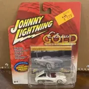 Johnny Lightning Classic Gold Collection White 1958 Chevy Corvette 1:64