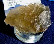 Libyan Desert Glass Meteorite Tektite impact specimen( 775crt)Natural Hole Green