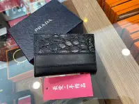 在飛比找Yahoo!奇摩拍賣優惠-☆最愛二手精品☆ PRADA 黑色鱷魚壓紋拼接皮革銀字母對開