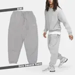 NIKE 長褲 SOLO SWOOSH PANTS 男款 灰 小勾 內刷毛 抽繩 彈性 休閒 褲子 DA0330-063