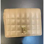 (全新絕對正品) BURBERRY LOLA TB LOGO格紋絎縫羔羊拼接三折短夾 奶茶色