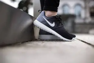 現貨 - Nike RosheRun Flight Weight 黑白 漸層 陰陽 配色 女段 705485 001