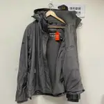 跩狗嚴選 極度乾燥 SUPERDRY ARCTIC 男款風衣 刷毛保暖 外套 三排拉鍊 內口袋 防風夾克 鐵灰 銀灰 背後有線 灰中灰