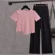 衣時尚YY 2XL粉紅韓版時尚套裝 不規則木耳邊短版女上衣+垂直感闊腿褲兩件套.ME050A.4225.