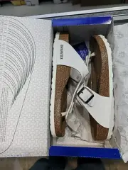 New in Box Birkenstock Gizeh White Regular - Size10