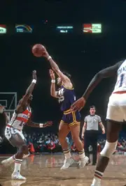 Gail Goodrich New Orleans Jazz passes the ball over the top of Tom- Old Photo