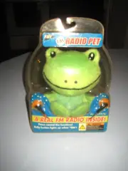 Vintage PLUSH FROG FM RADIO, HEADPHONES & CLIP NEW IN PACKAGE T.D.E. RADIO PET