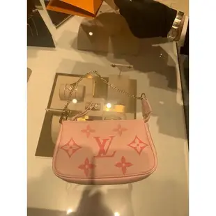 可愛的粉紅色 LV 手提包