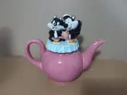 RARE AND PRISTINE 1999 Warner Bros. Pepe LePew & Penelope Having Tea Teapot W/OB