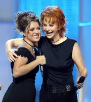 American Idol winner Kelly Clarkson and singer Reba McEntire embra - Old Photo 1