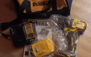 DEWALT 20V BRUSHLESS CORDLESS COMPACT DRILL DRIVER KIT DCD793D1 (BRAND-NEW)