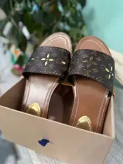 *Louis Vuitton- Golden/Brown “lock it”flat mule