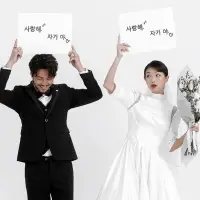 在飛比找樂天市場購物網優惠-2020新款影樓攝影道具韓式手拿板創意情侶室內婚紗拍照韓文手