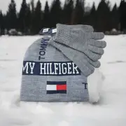 Tommy Hilfiger NWT Beanie Hat & Gloves Set Youth Size 8-16 Reversible Gray Logo